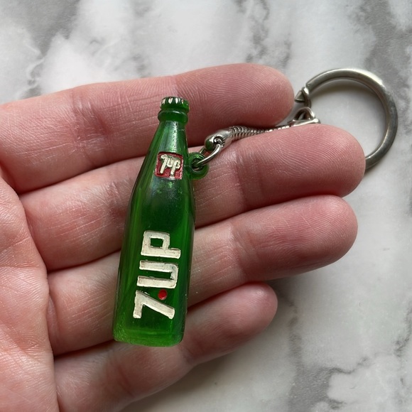 Vintage 7UP soda bottle keychain - Picture 5 of 6